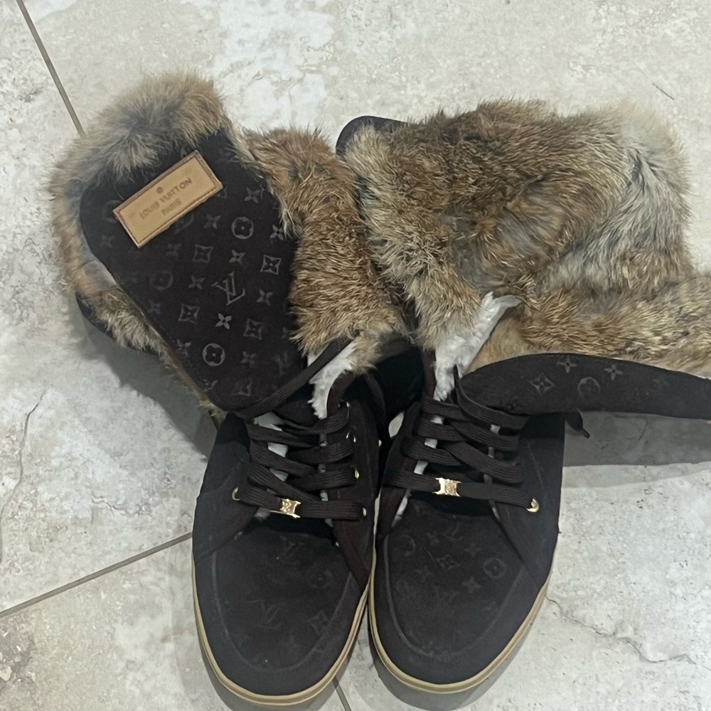 Elegant Fur-Lined Brown Sneakers